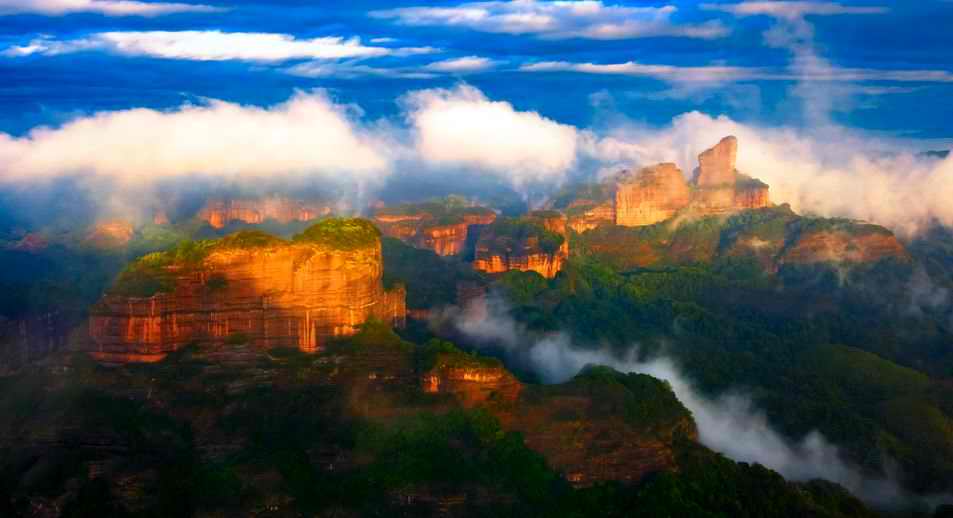 云海与丹霞赤壁 摄影:龙全明.JPG