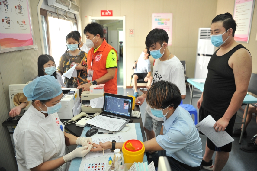 上班族抽空献血