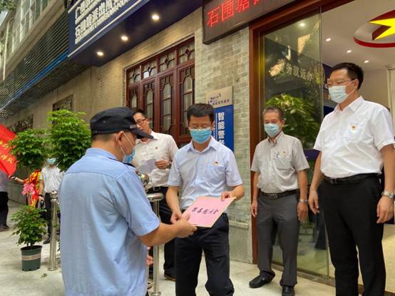 石围塘街党工委书记麦韶明为派出所送上禁毒慰问金 图/文:荔湾区