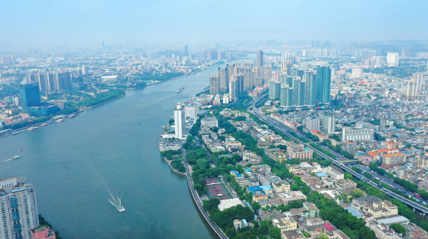 白鹅潭商务区位于广州中心的西翼和前后航道交汇处,是广州重点功能