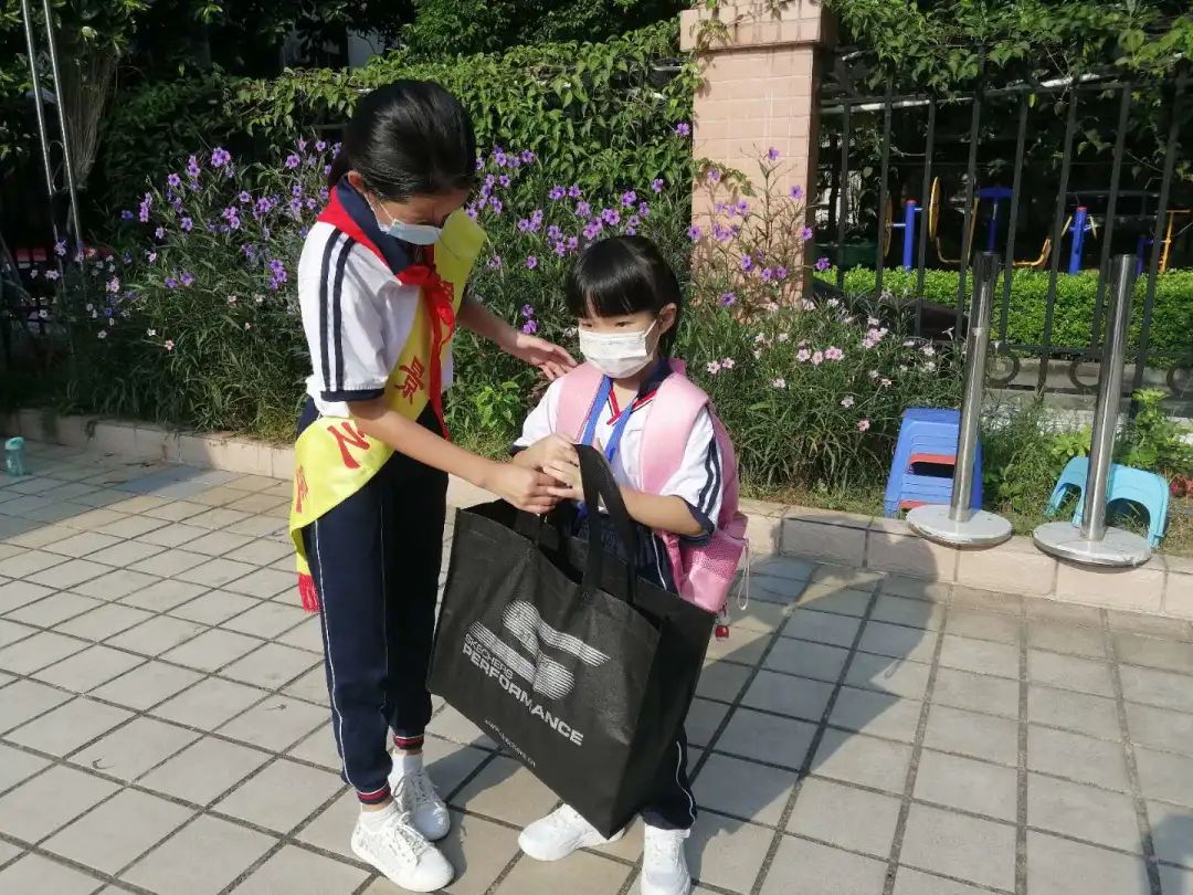 逸景第一小学金穗校区大队委列队在校门迎接同学们回校,喊出"追梦少年