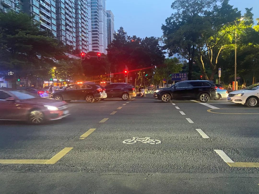 该路口设置的非机动车道.黄冠柽 摄