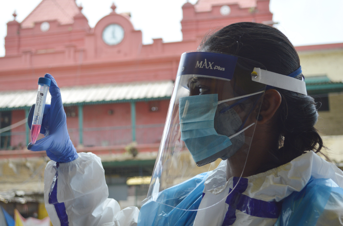 9月1日,在印度班加罗尔,医务人员为市场商贩进行新冠病毒检测.