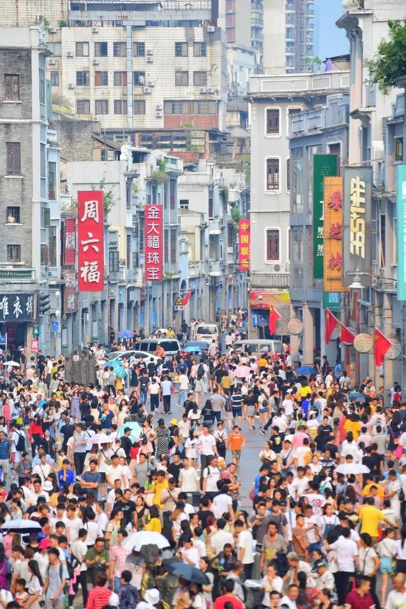 来源:荔湾区融媒体中心上下九步行街是全国第一条商业步行街,也是广州