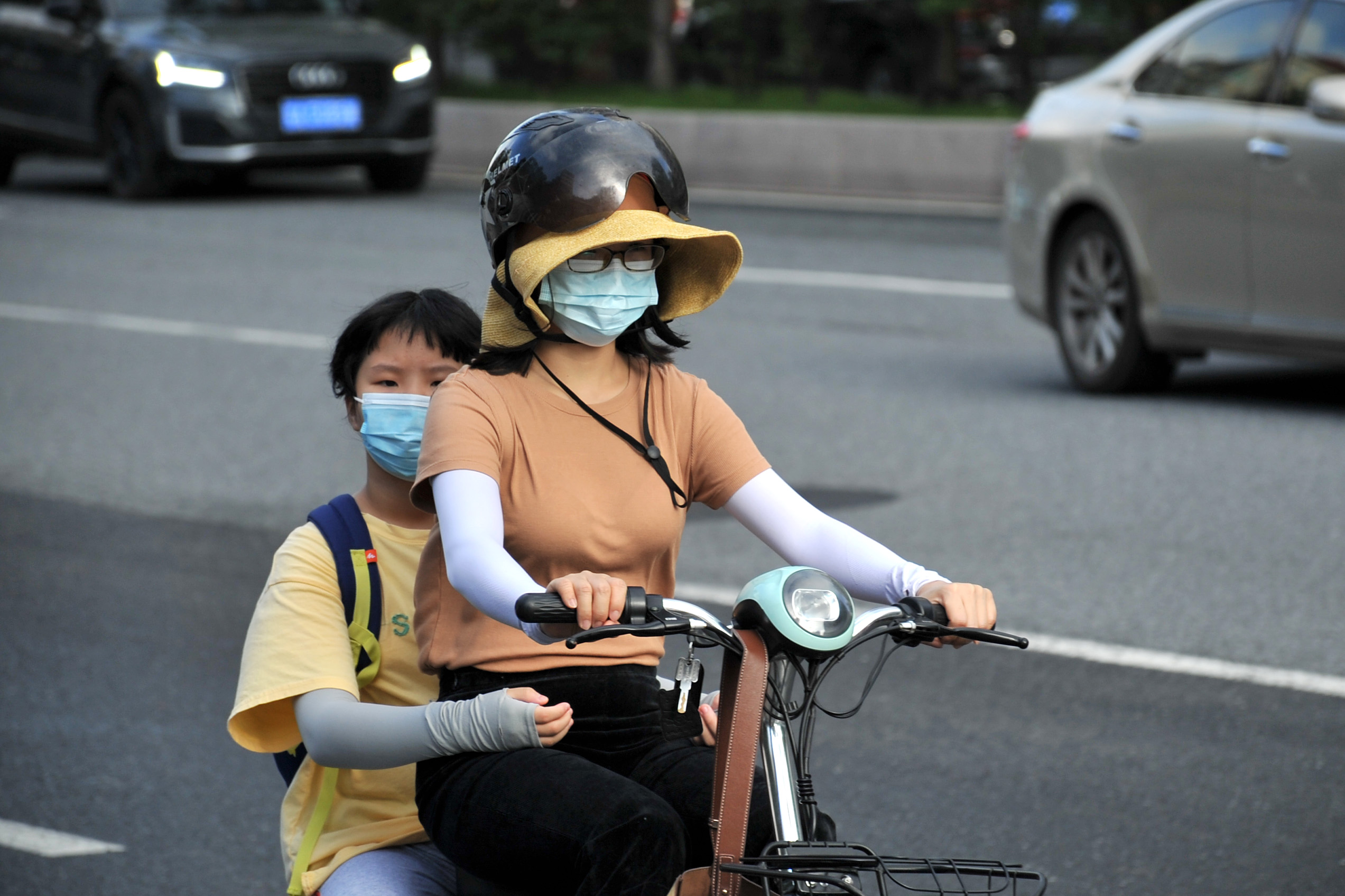 图集|乍雨还晴,看看广州市民如何全副武装防晒