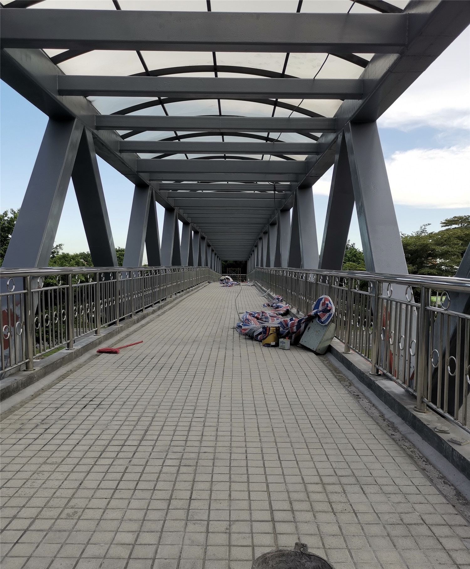 番禺亚运大道官涌村段人行天桥进入收尾阶段即将投入使用