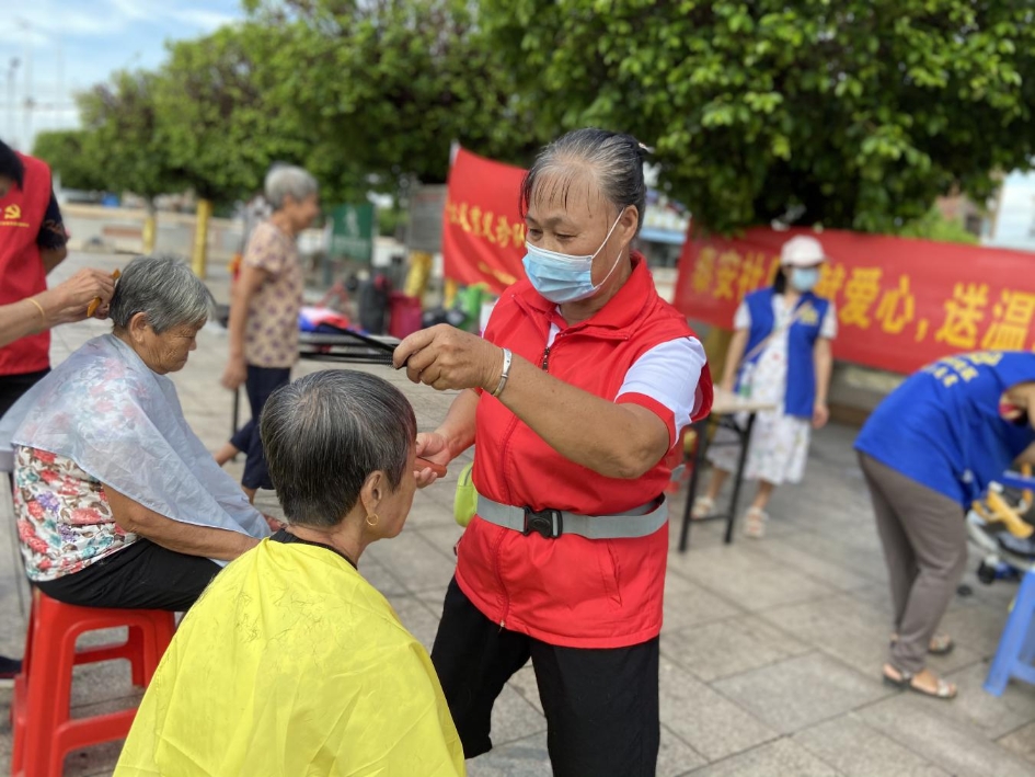 南沙"半条被子"鱼水情"霍镜初老党员宣讲团队"掀起故事宣讲潮