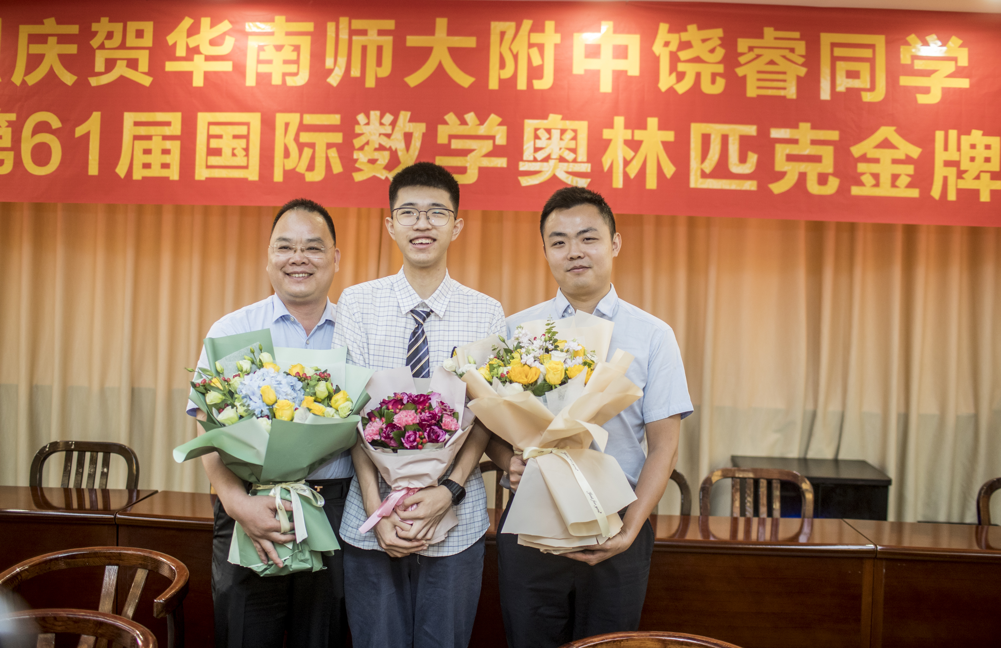 饶睿与教练陈嘉华(右)、韦吉珠(左)。