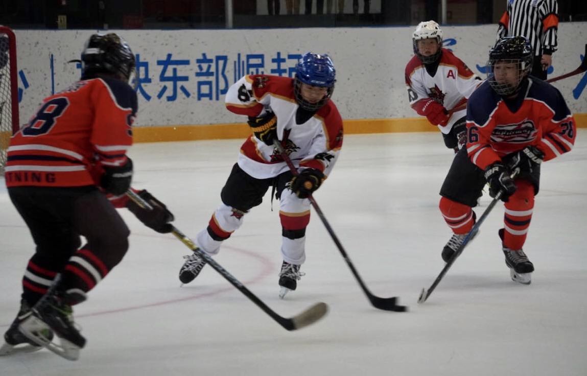 冰雪】17支队伍竞逐冠军，广东冰球少年帅气挥杆！