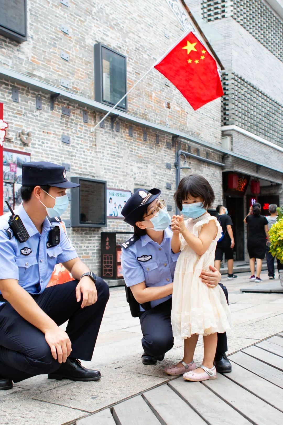 吴木荣 摄 除了维持治安 他们还做了很多好事! 具体有哪些好事?