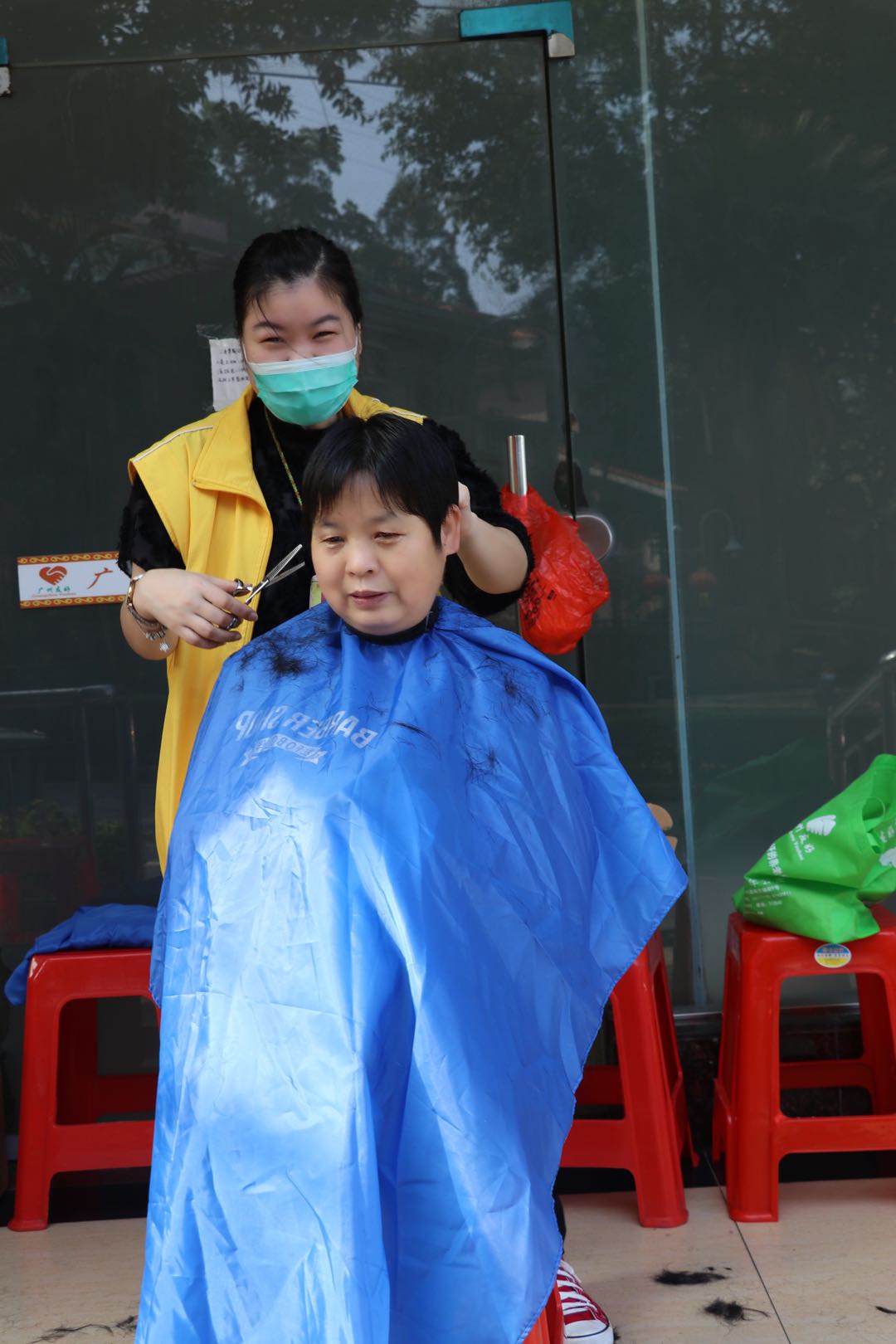 工作照(张慧虹)(防疫期间为老人义剪)
