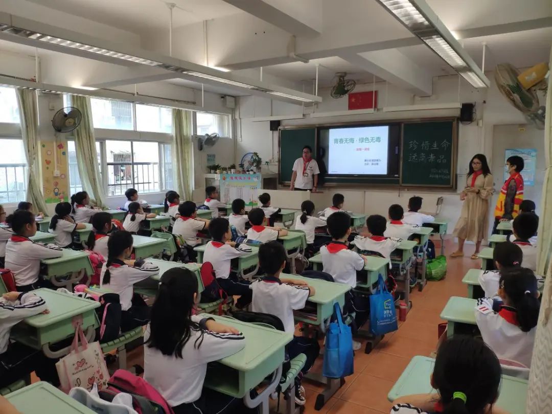 素社街道禁毒办禁毒讲师梁志刚讲课中,学生认真听讲.