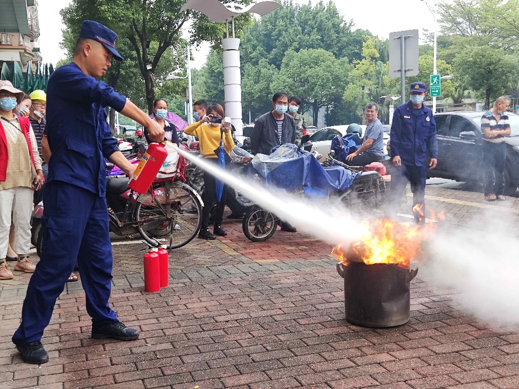 南沙|消防员手把手教来穗人员用灭火器