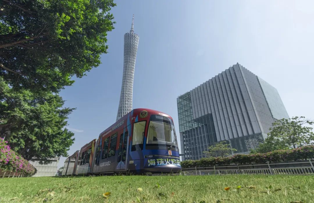 "海珠火焰蓝号"消防主题有轨电车亮相广州塔