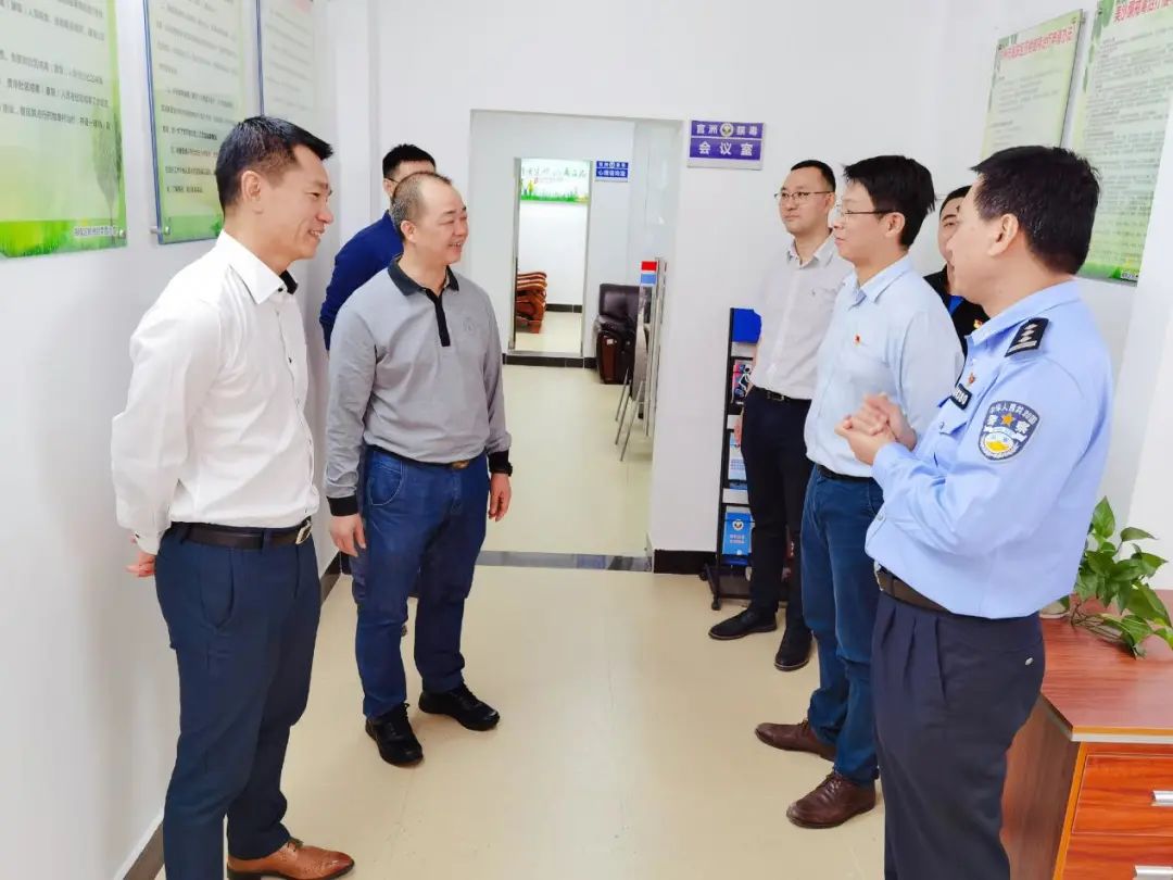 官洲街举行禁毒志愿服务队成立授旗仪式暨社区戒毒(康复)工作站验收