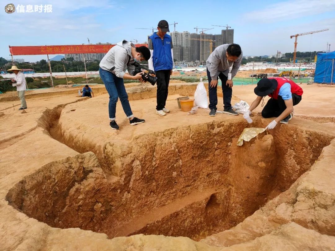 记者在考古发掘现场看到,墓葬多为长方形竖穴土坑墓,东西向,大致顺