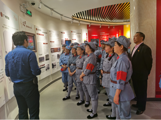 区委老干部局:离退休考党员参观党群服务中心 高唱爱国主旋律 增强组织凝聚力118