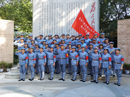 区委老干部局:离退休考党员参观党群服务中心 高唱爱国主旋律 增强组织凝聚力260