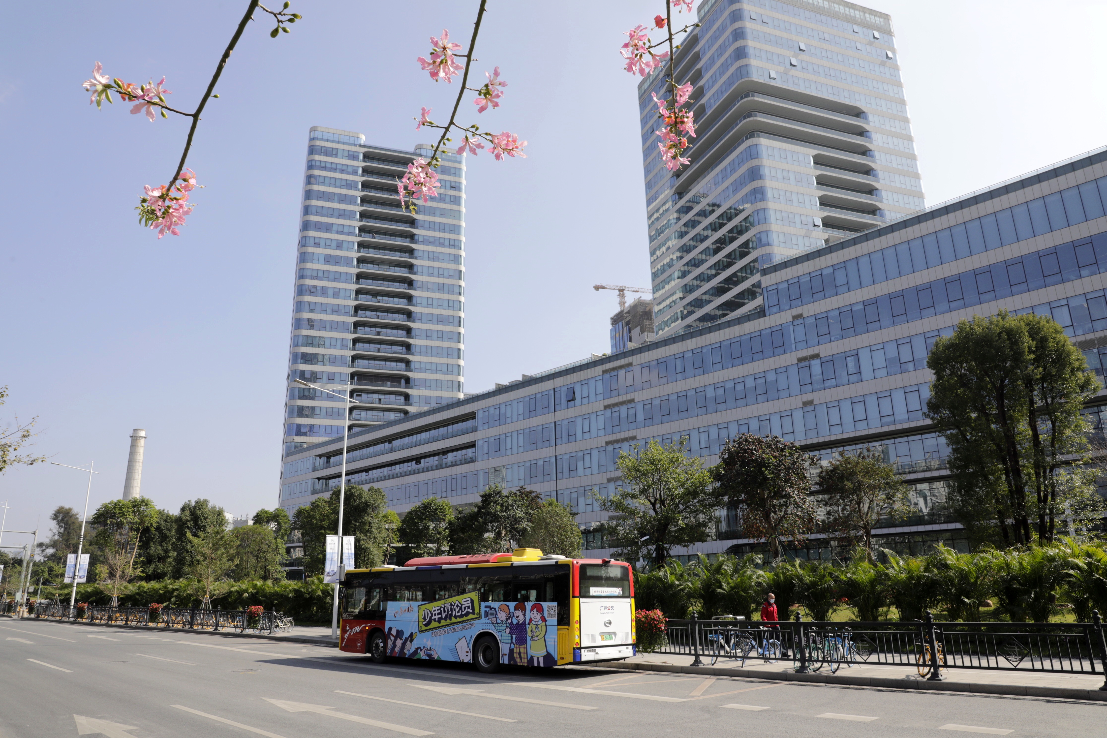 生快!"广州日报少年评论员"主题巴士强势来袭