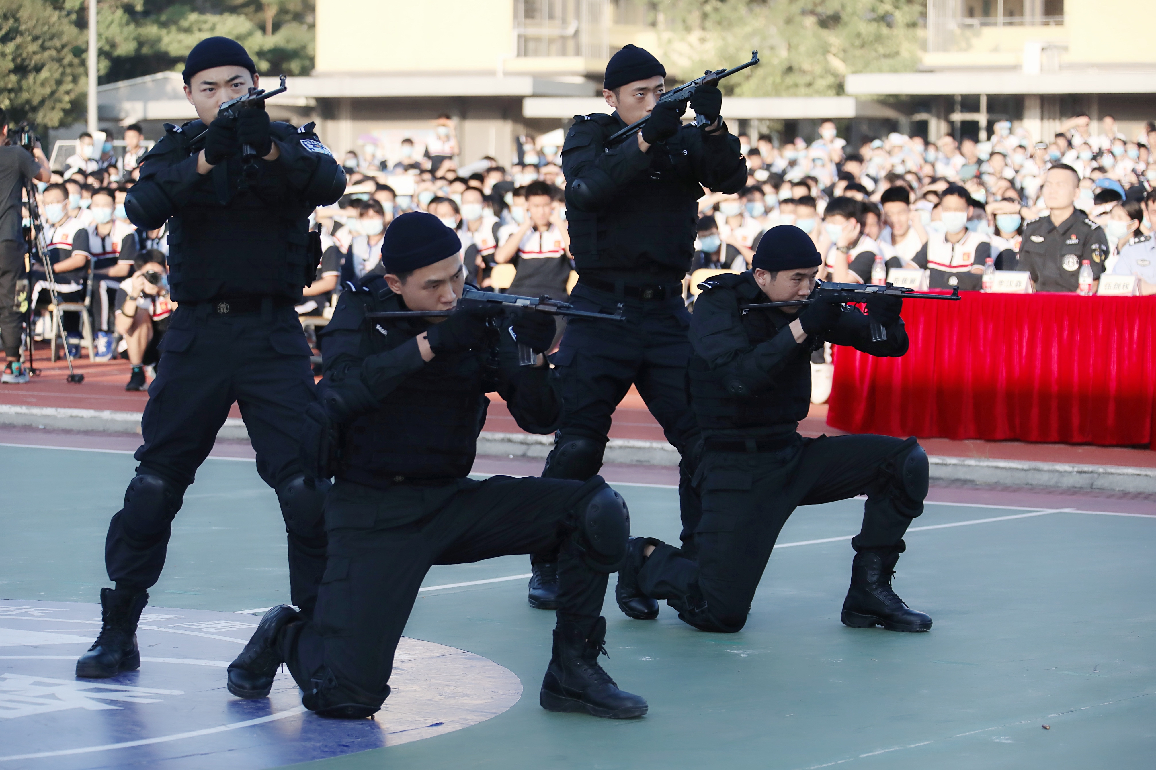 特警进校园携手护安全这场硬核表演赢得阵阵欢呼