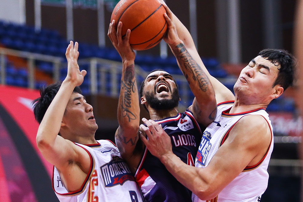 凭借着摩尔37分9篮板4助攻的表现,时代中国广州队在首节开局不利的