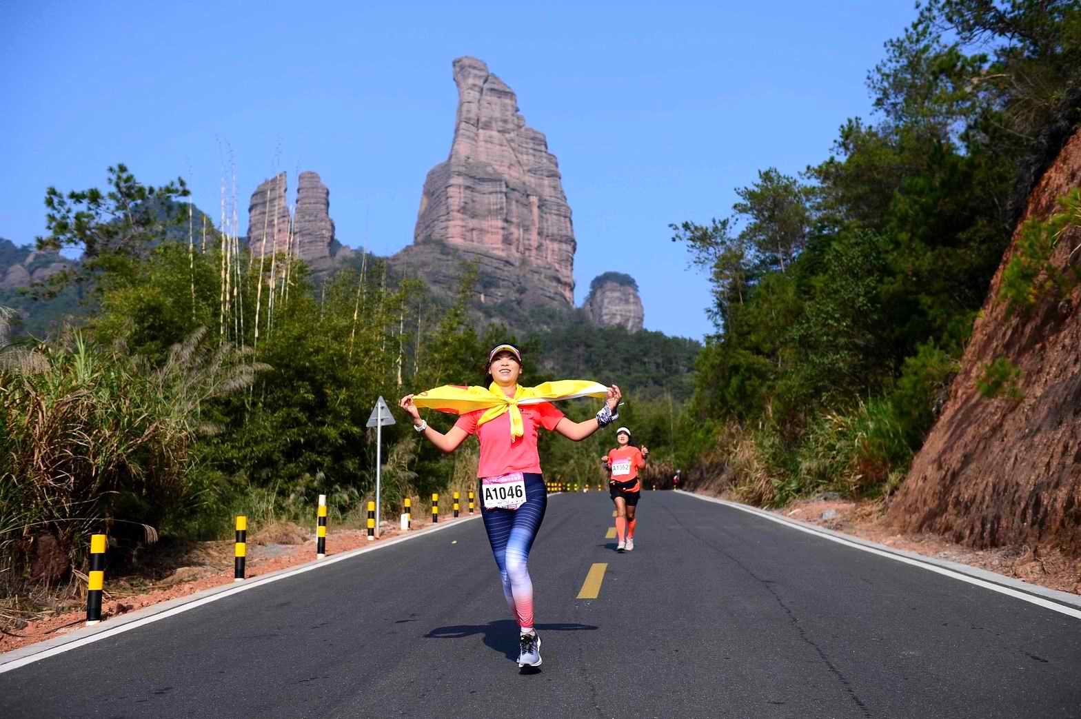 视频速度与激情丹霞山山地马拉松万人火热奔跑