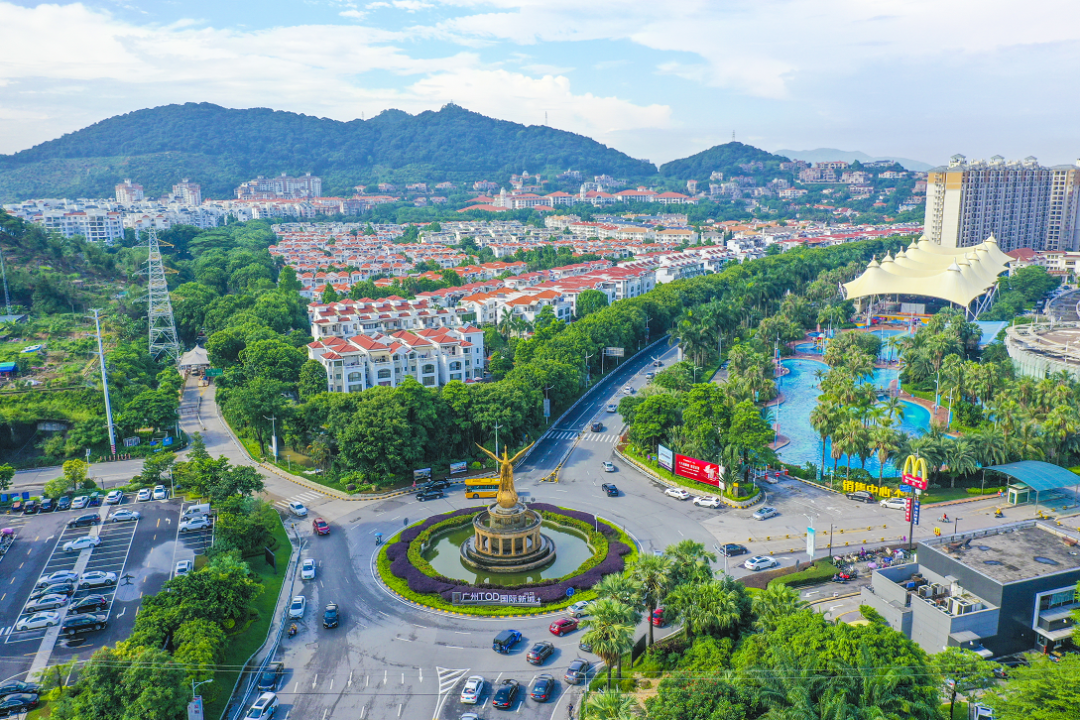 紧邻大型社区,都市山水城 ——碧桂园凤凰城 周边还有翡翠绿洲,湖山