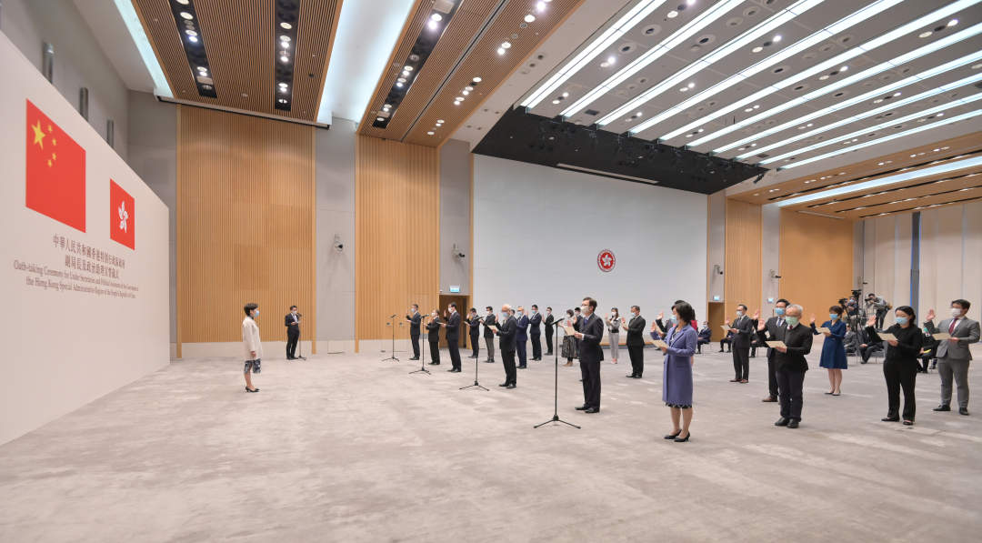 香港特区政治委任官员宣誓拥护《基本法》和效忠香港特区