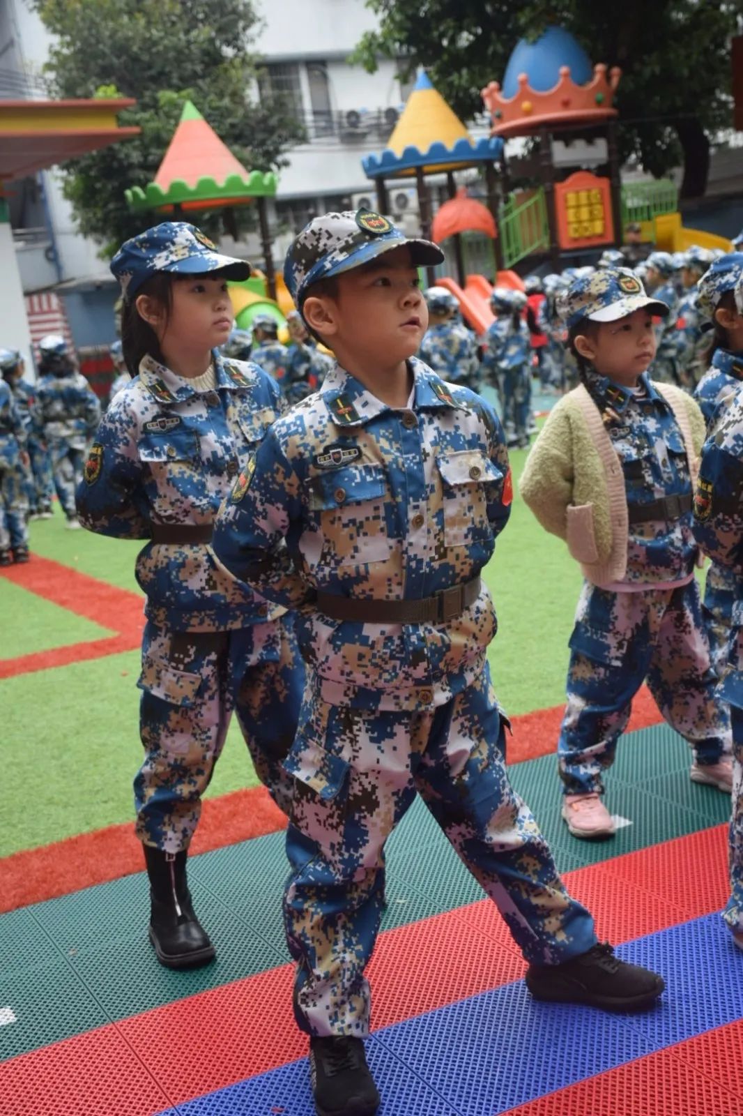 童乐幼儿园国防教育开营啦!孩子们穿上迷彩服,变身小小兵