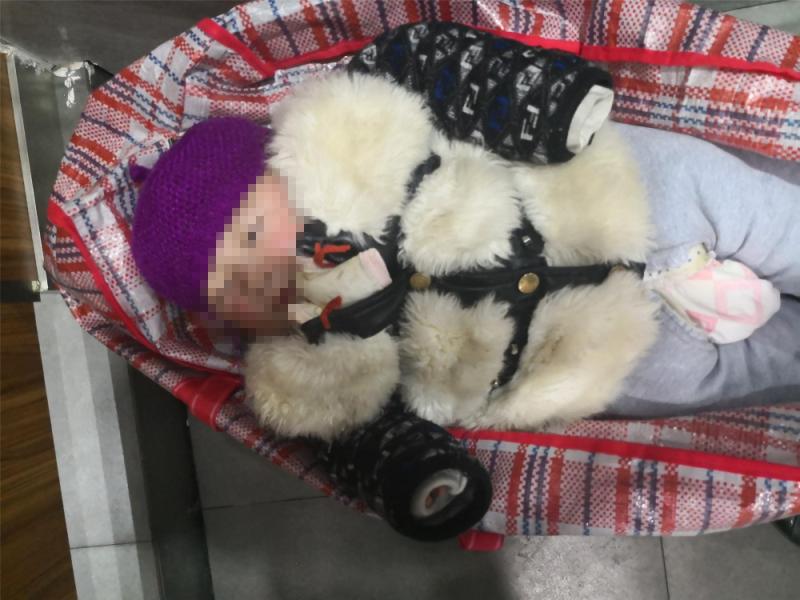 男婴被弃韶关东站附近警医联手紧急救助