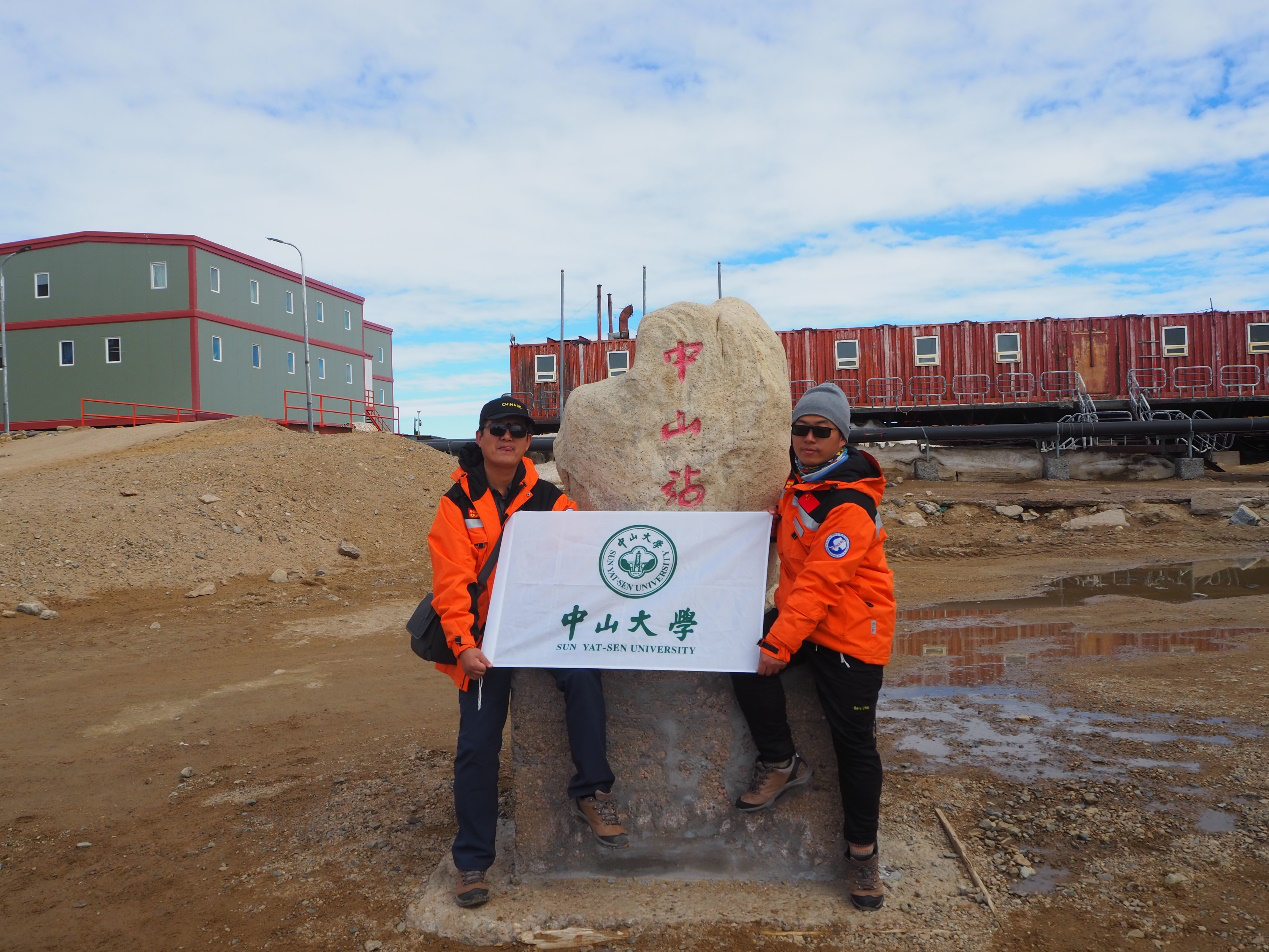 中山大学副教授韩博、博士后张功在南极中山站(受访者提供)