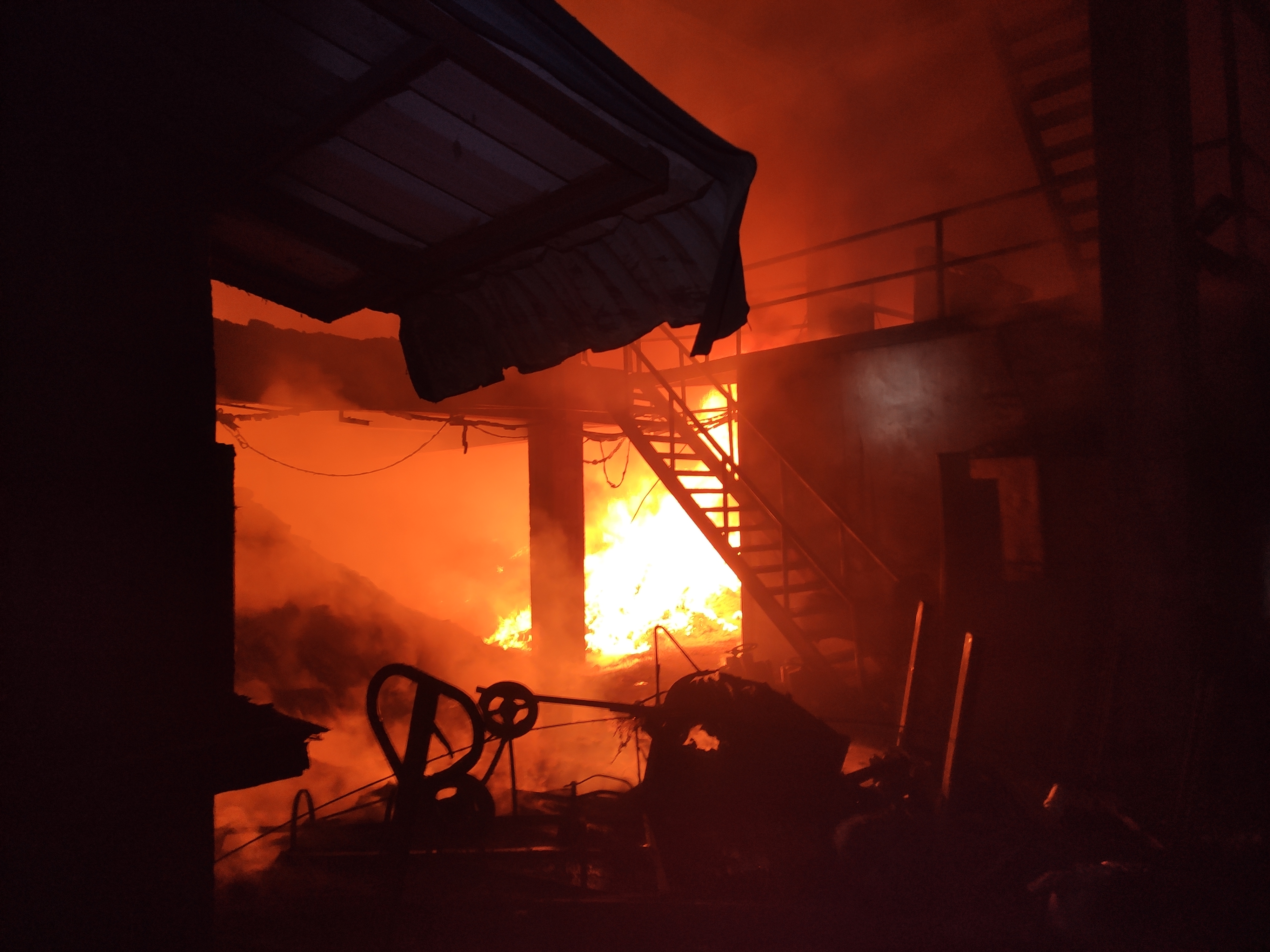 1月2日下午通报,1月2日凌晨1时23分,梅州市蕉岭县某锌锭厂发生火灾