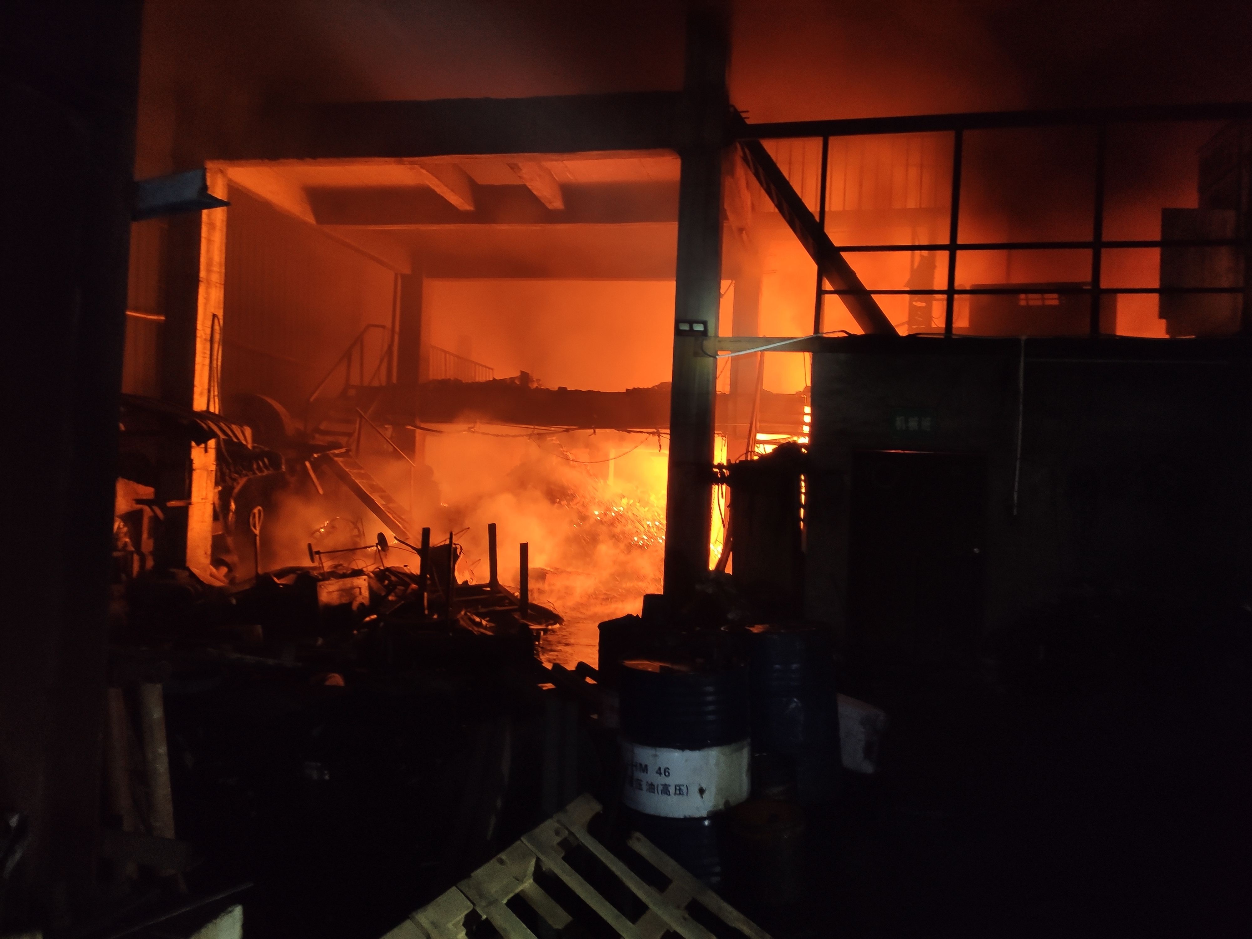 广东梅州一厂房凌晨着火火光冲天消防紧急救援