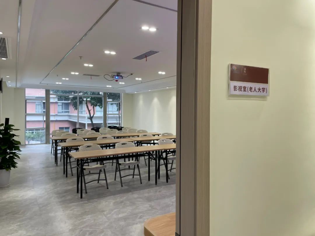 静区安静温馨专业 家住芳村花园的东姨听说中心今天正式开放,带着一帮