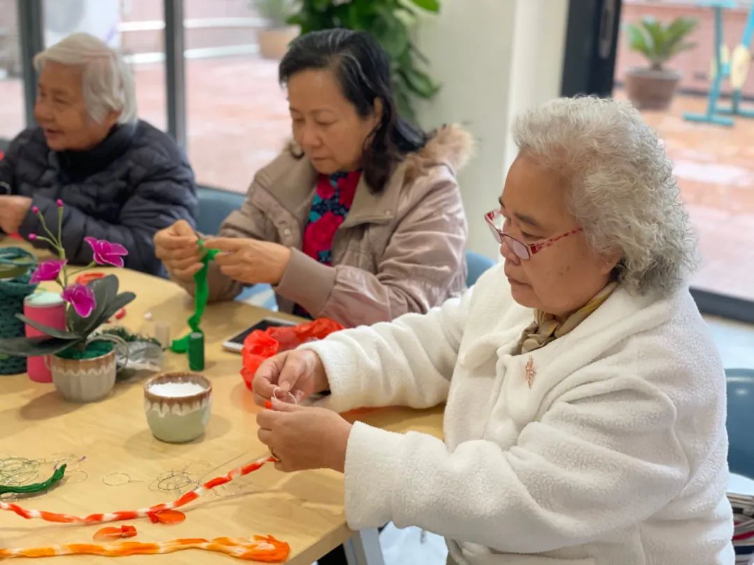 家住芳村花园的东姨听说中心今天正式开放,带着一帮朋友前来体验.