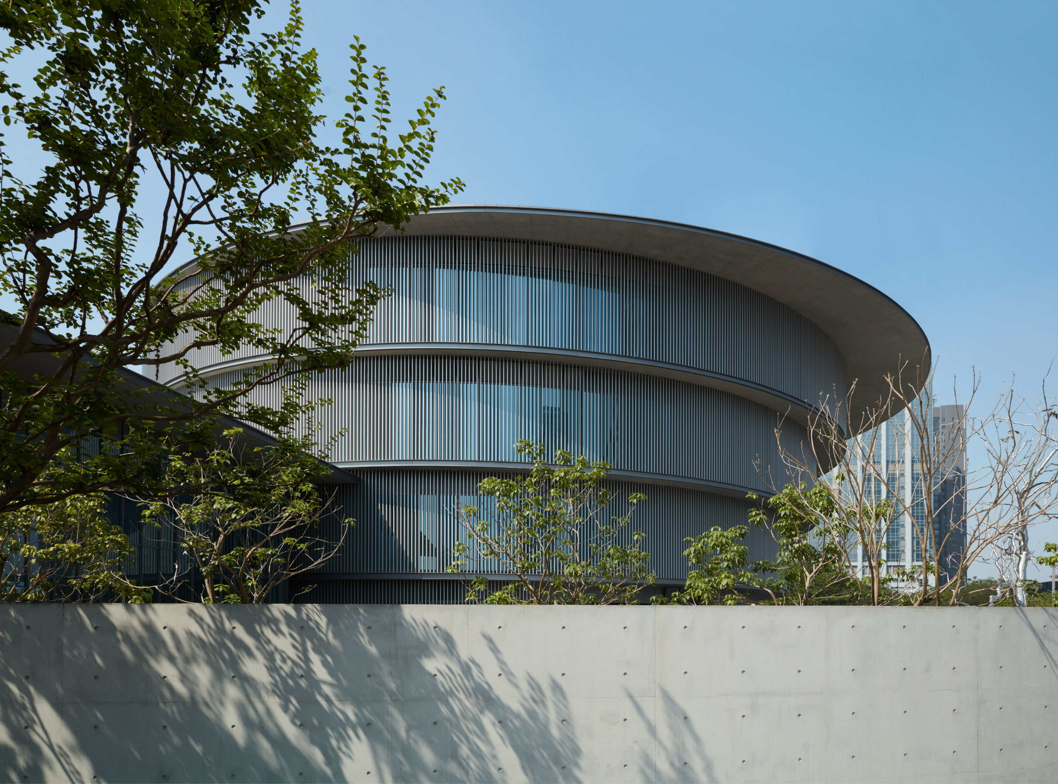 距离广州约一小时车程的顺德北滘和美术馆是由日本知名建筑设计师安藤