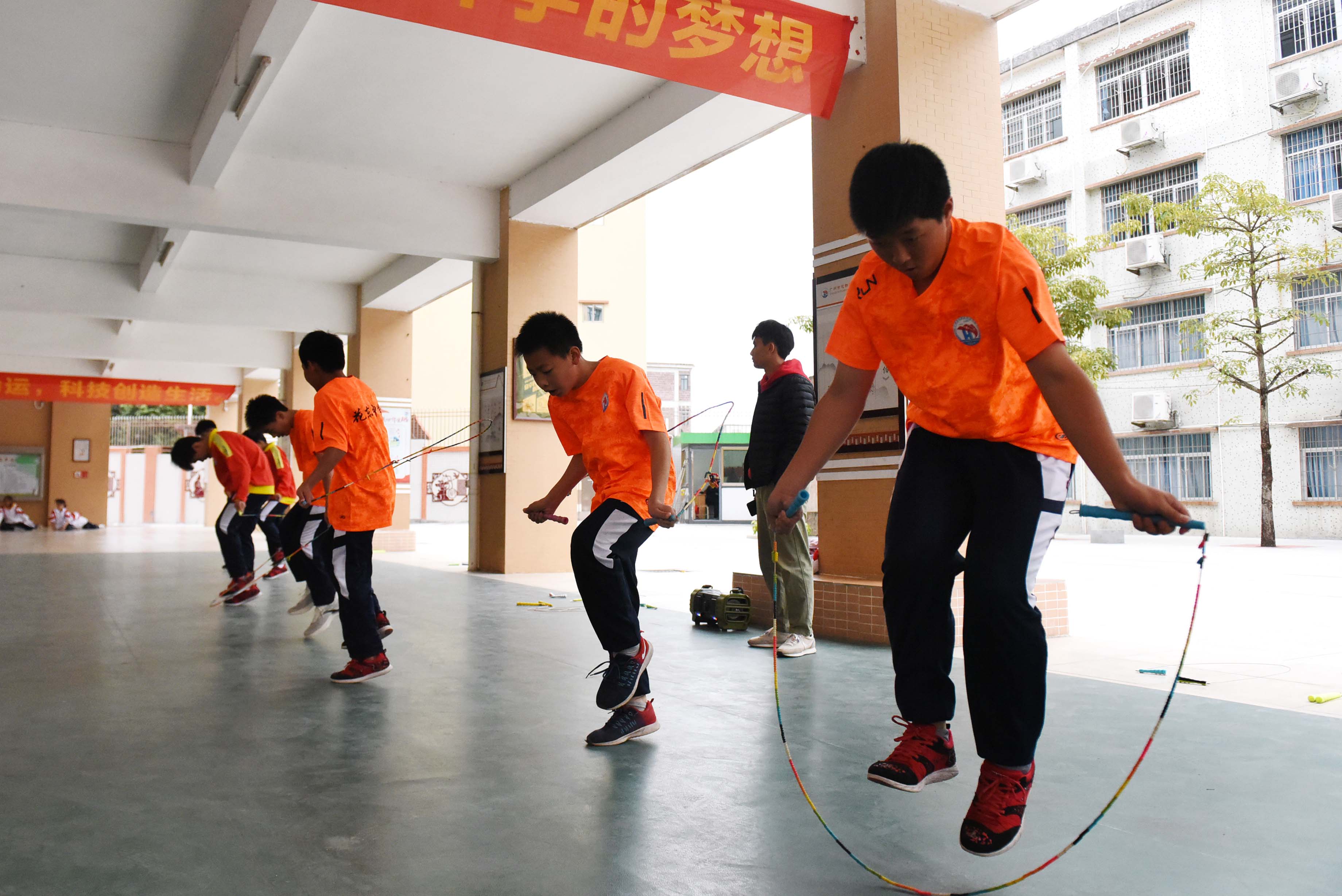 把最右边学生单独勾出