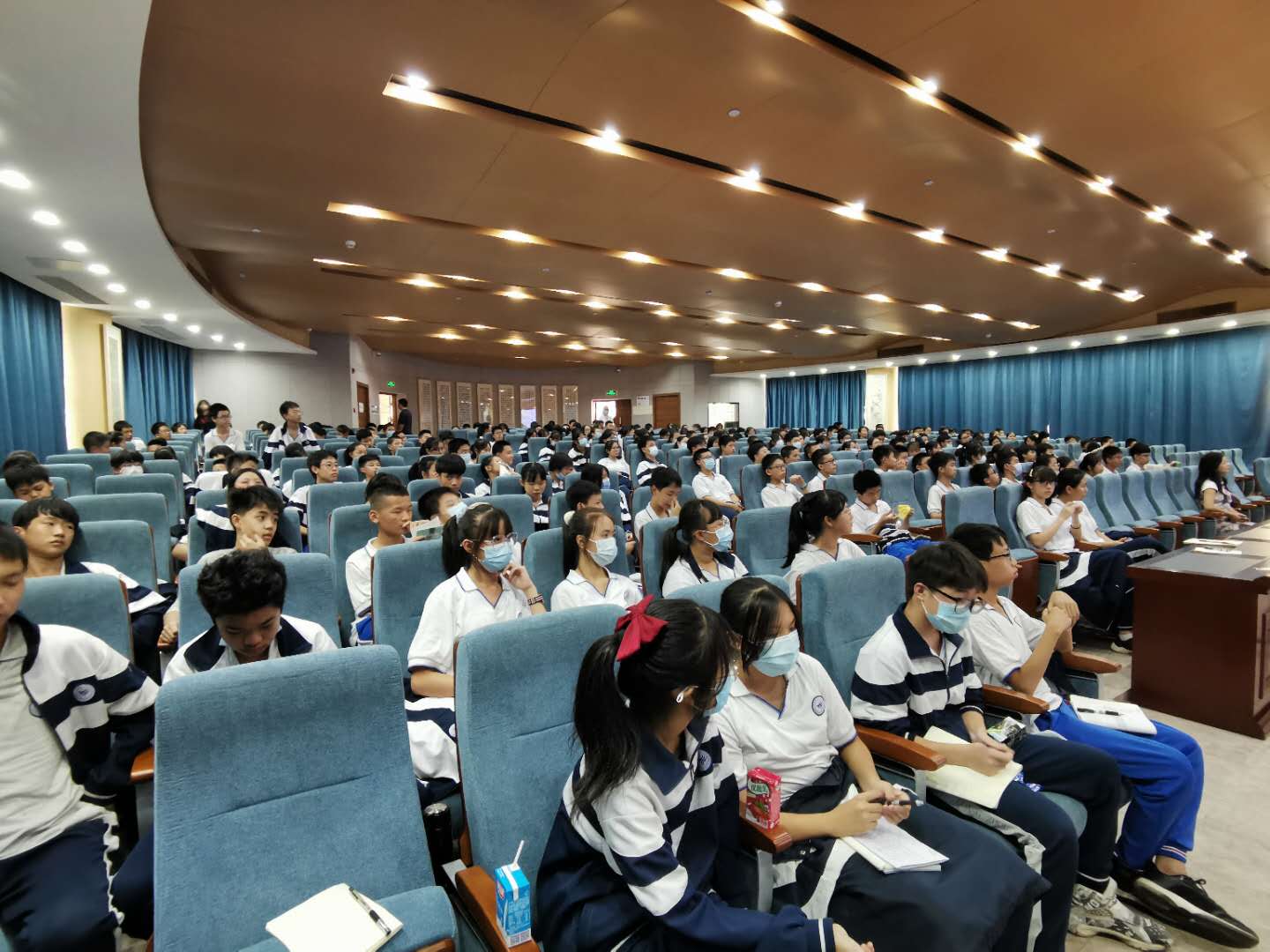 广州市第八十六中初中同学看完《点点星光》后纷纷写下了自己的观后感