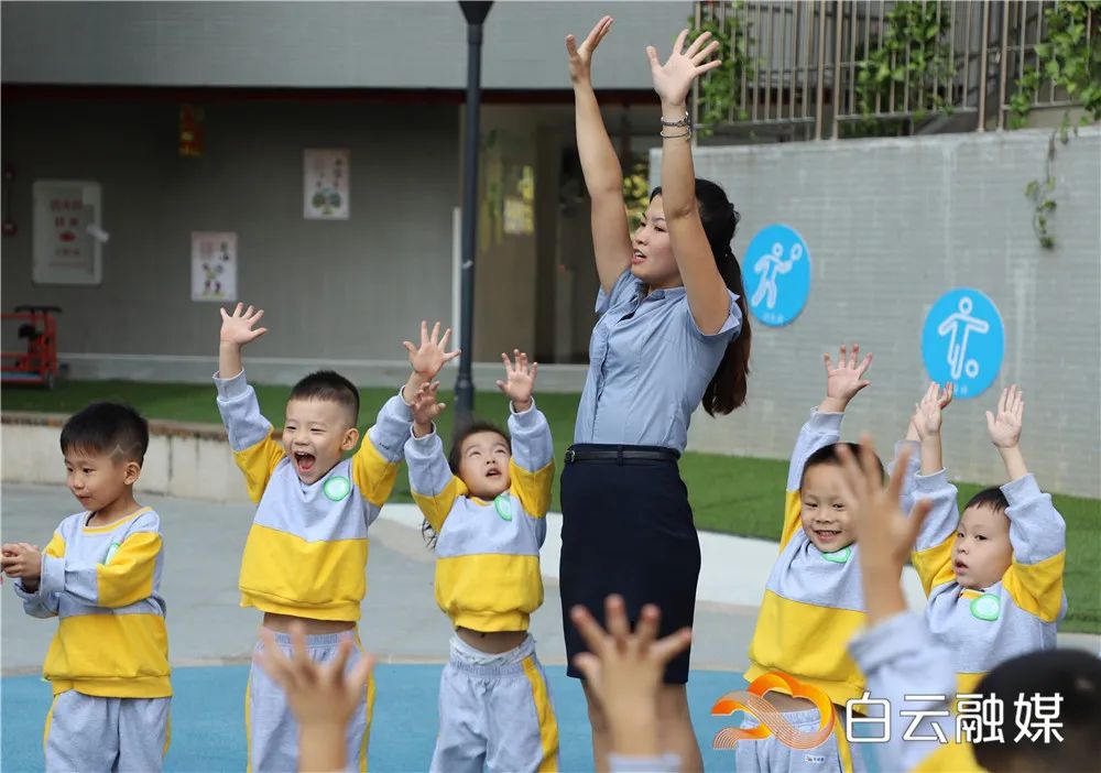 截至目前,我区公办幼儿园学位增至44190个。图为培英中学附属幼儿园内,幼儿在老师带领下做游戏。(资料图片)石建华 摄 图片