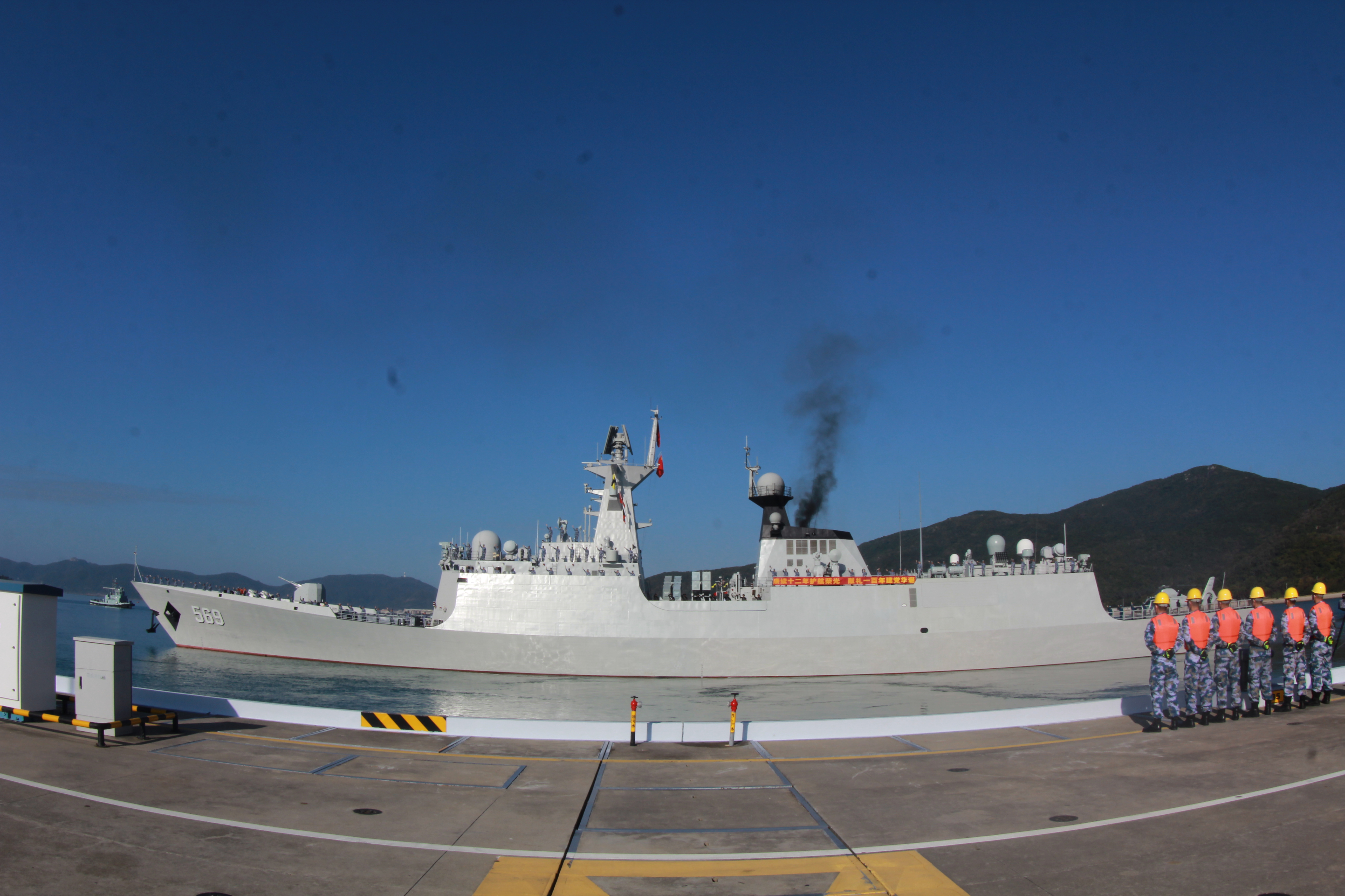 出征第37批护航编队起航奔赴亚丁湾