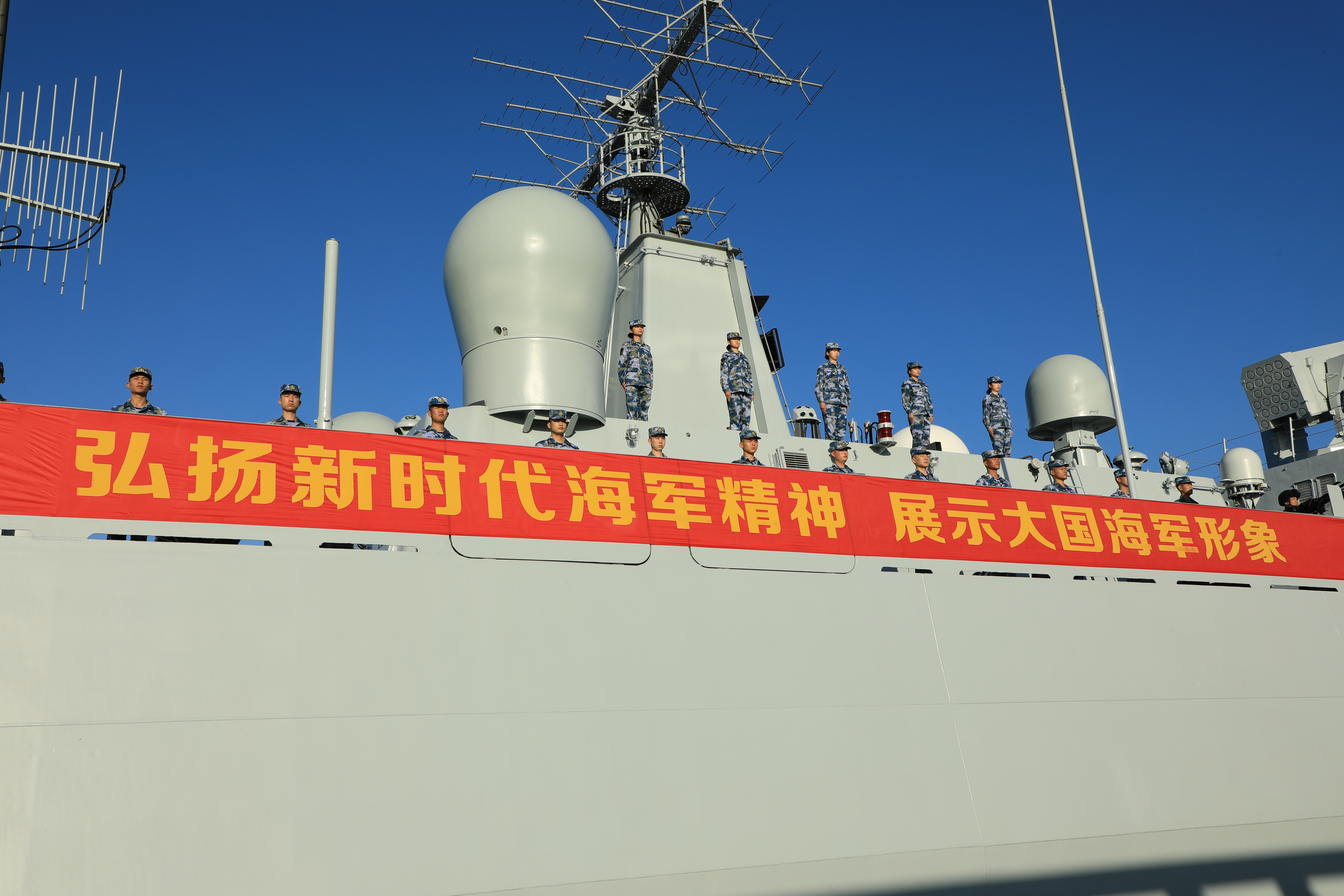 出征第37批护航编队起航奔赴亚丁湾