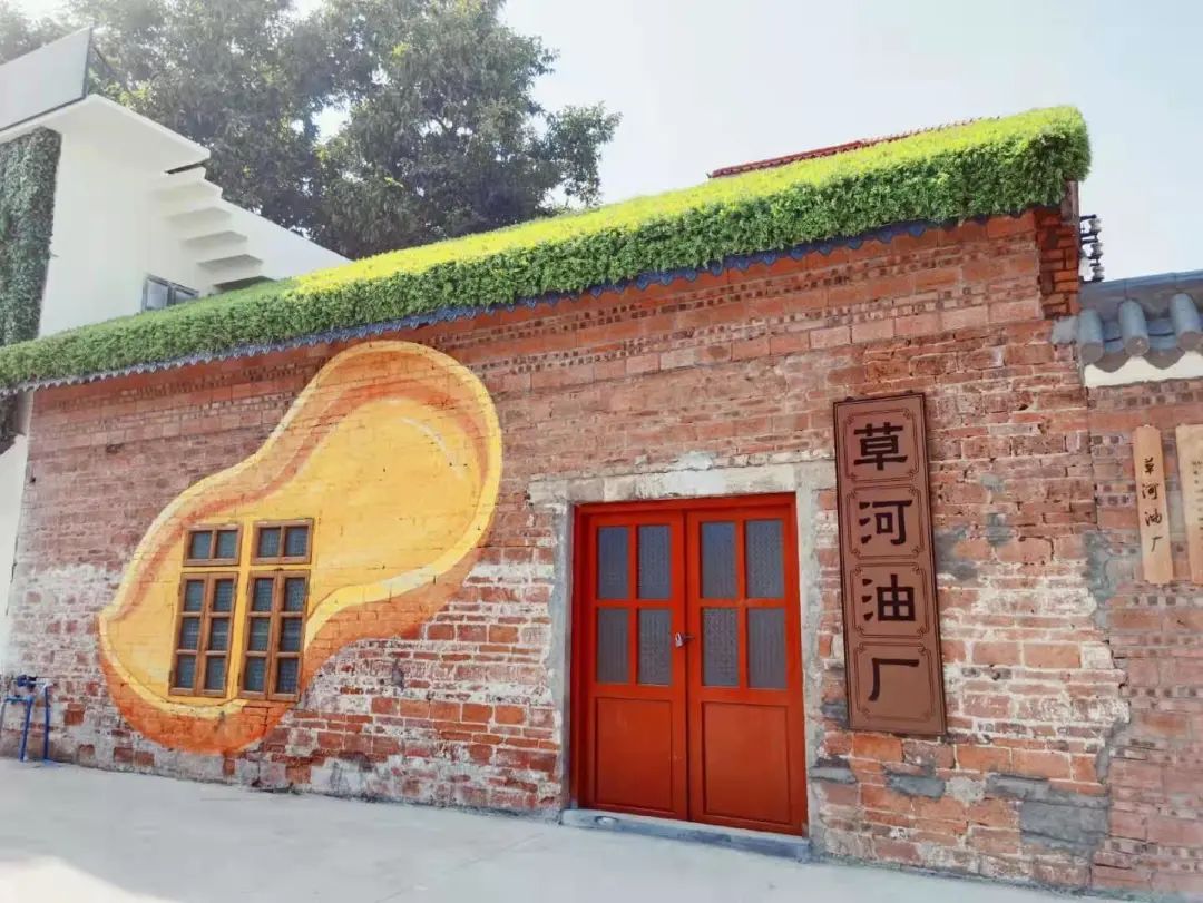 这颜色鲜艳而又充满岭南风韵的墙绘,让草河村焕发了全新的活力,为村庄