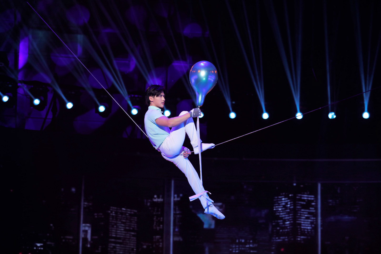 唯美演绎杂技大鱼郑希怡直言美哭