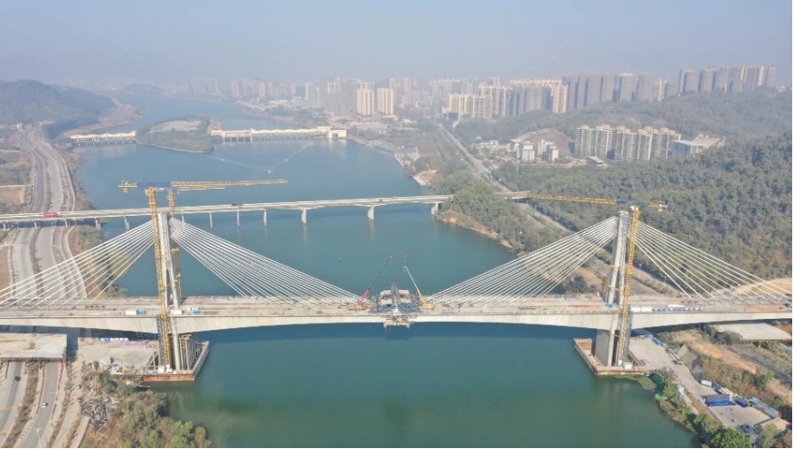 世界上跨度最大的四线无砟轨道混凝土斜拉桥在惠州合龙