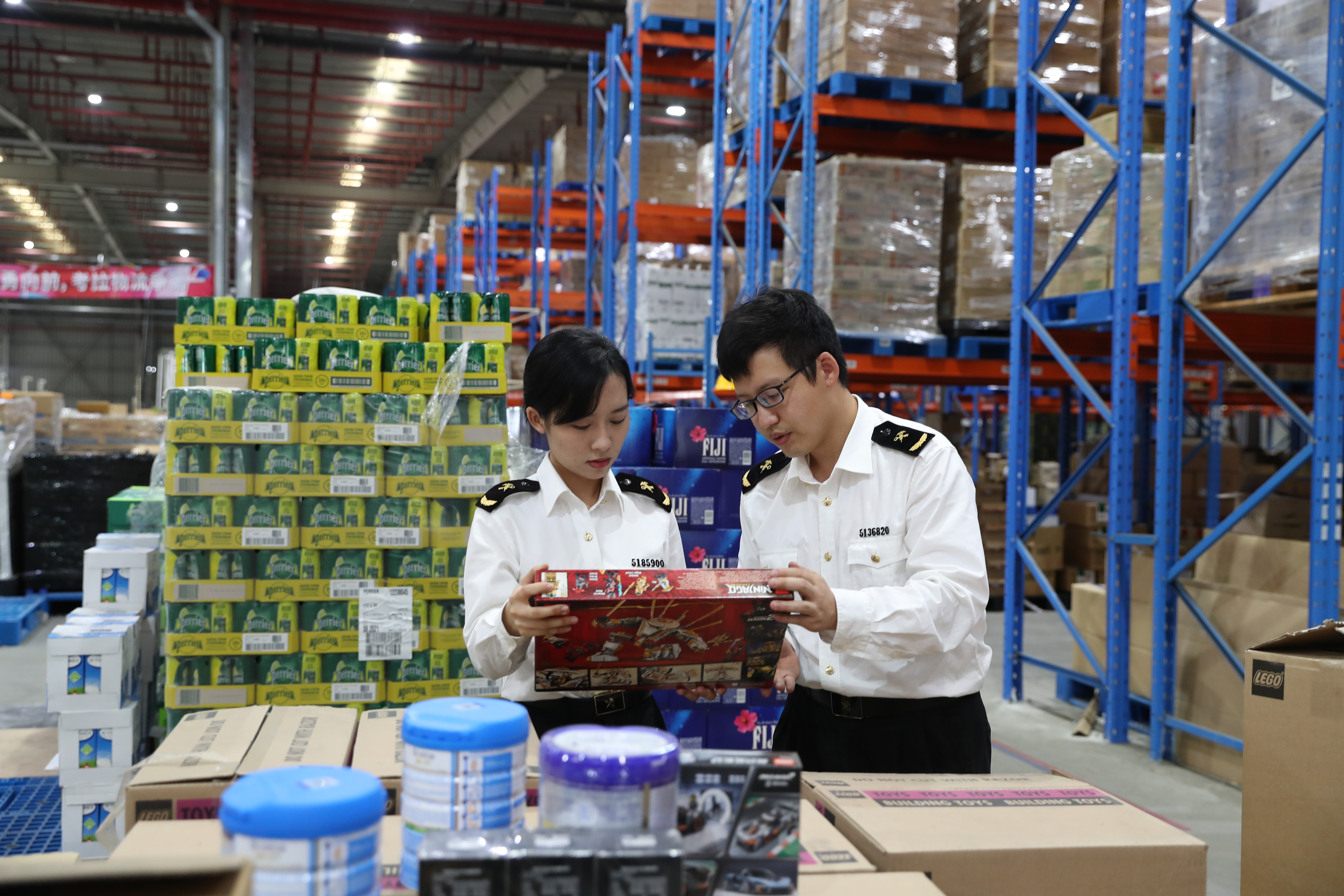 图说:广州海关所属南沙海关关员在南沙综合保税区跨境电商仓库内巡仓