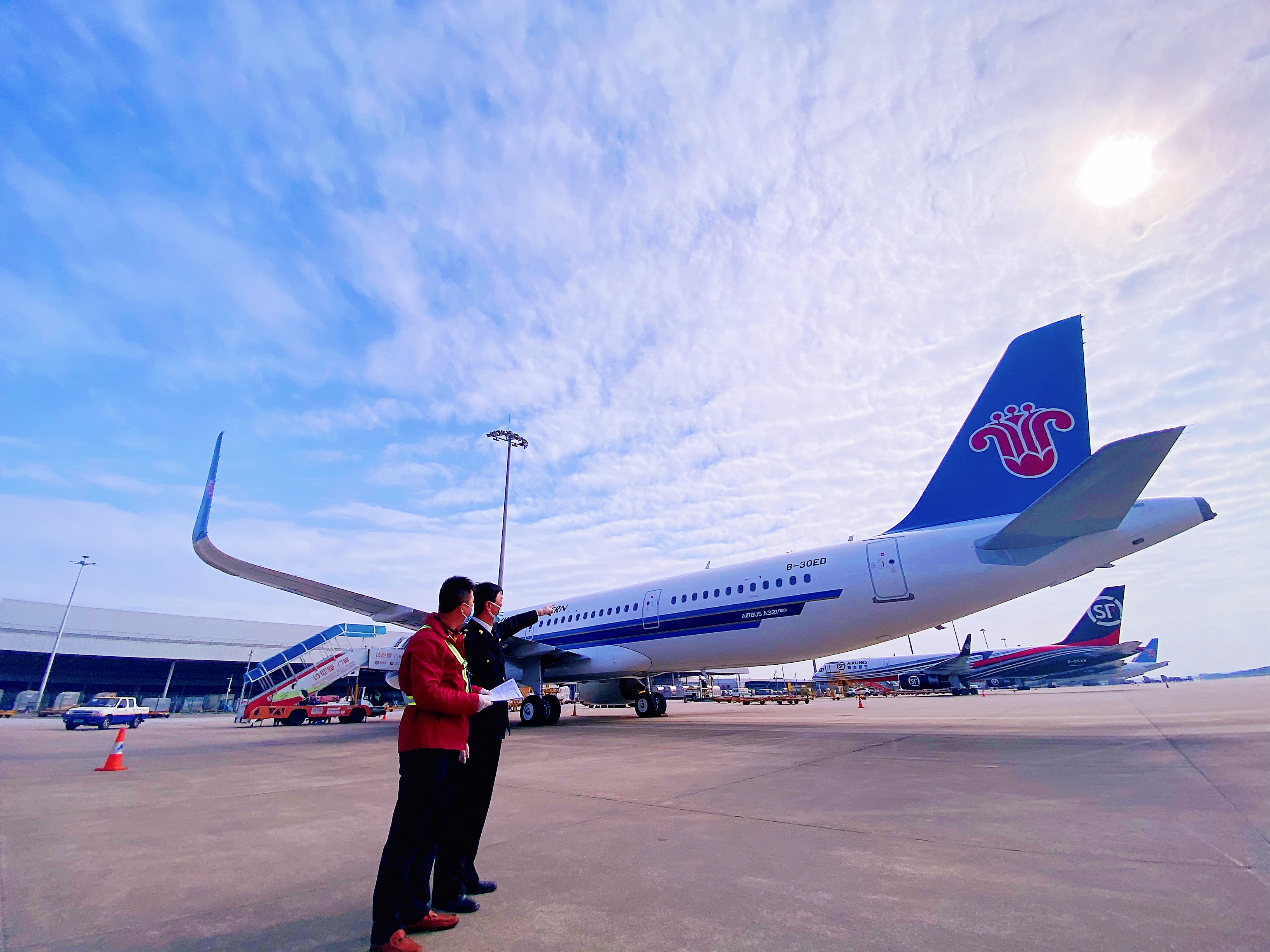 图说:广州白云机场海关关员正在监管融资租赁进口飞机