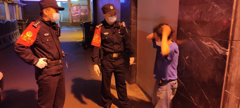 男子醉酒后欲跳桥轻生,铁路民警迅速出警解危