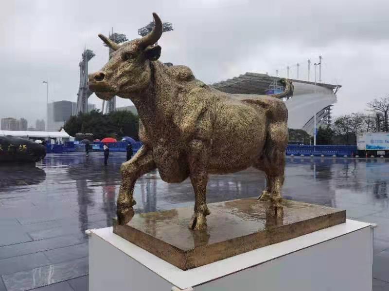 "福牛""肥女"闹新春!许鸿飞雕塑世界巡展亮相广州花城广场