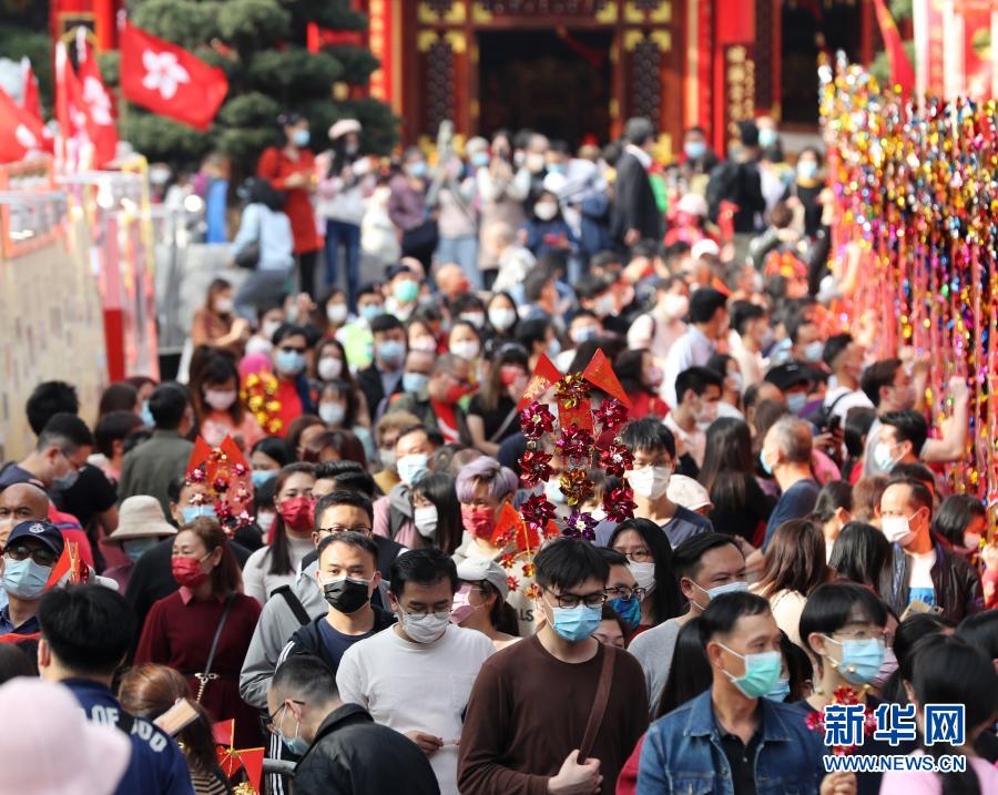2月12日,在香港黄大仙祠,香港市民戴口罩烧香祈福。新华社记者 李钢 摄