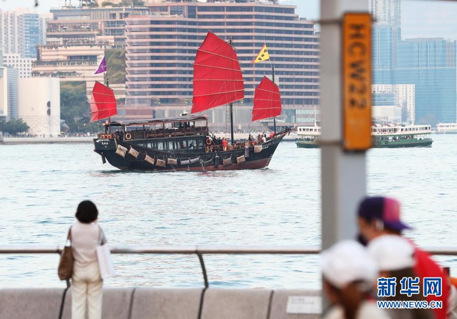 2月12日,市民在香港的中环码头拍照。新华社记者 李钢 摄